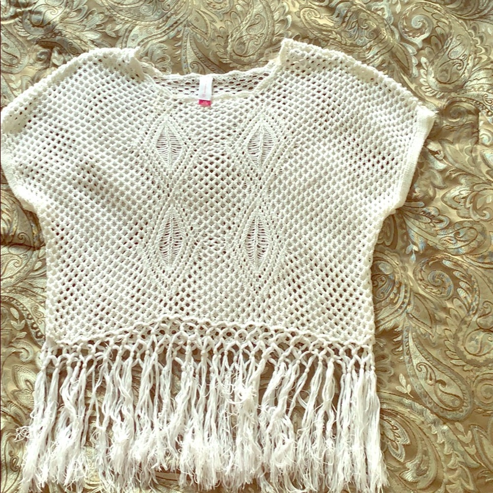 White fringe is in! short sleeve sweater